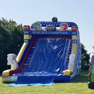 Alquiler comercial de tobogán de agua inflable con tema de jugador de rugby y color personalizado