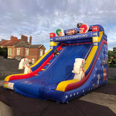 Alquiler comercial de tobogán de agua inflable con tema de jugador de rugby y color personalizado