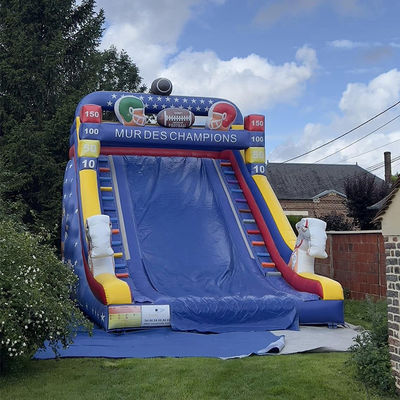Alquiler comercial de tobogán de agua inflable con tema de jugador de rugby y color personalizado