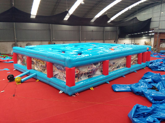 Parque de juegos al aire libre unisex Laberinto inflable para actividades deportivas de formación de equipos