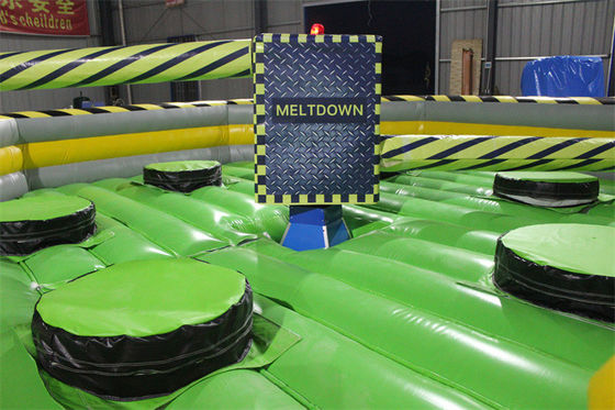 Juego interactivo inflable de color personalizado Meltdown Salto mecánico para adultos