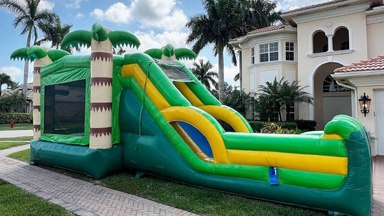 Un trampolín de castillo unisex con piscina de salpicaduras la fiesta de niños definitiva diversión y comodidad