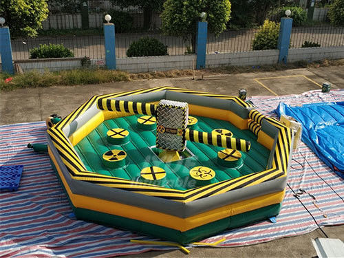 Características PORTABLE Meltdown Desafío Inflable Juego Deportivo Para Adultos PVC Salto Divertido