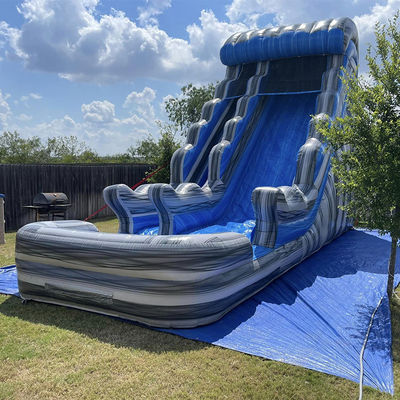 Alquiler comercial al aire libre tobogán acuático gris mármol PVC azul con piscina y salto de salto