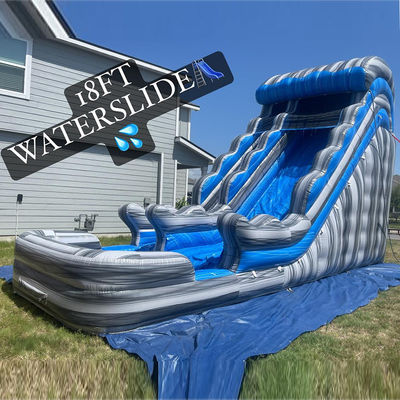 Alquiler comercial al aire libre tobogán acuático gris mármol PVC azul con piscina y salto de salto