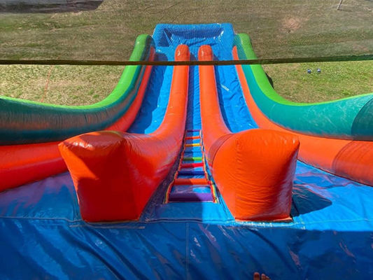 Capacidad máxima 100-500 kg Parque acuático inflable de doble carril con piscina y tobogán de palmeras