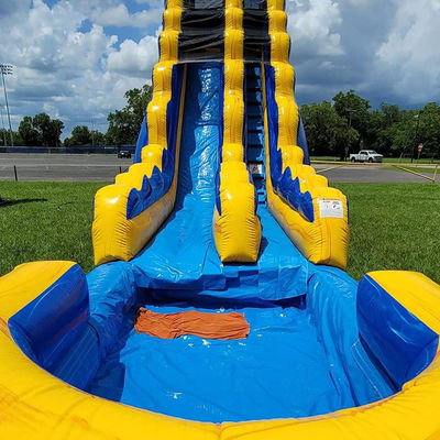 Grado adulto tobogán de agua inflable comercial con piscina en diseño de rayas amarillas