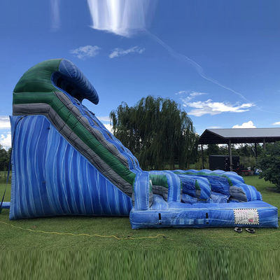 Parque acuático al aire libre Gran tobogán seco inflable en forma de onda con doble tobogán en PVC azul