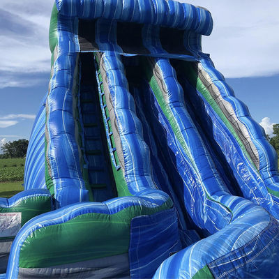 Parque acuático al aire libre Gran tobogán seco inflable en forma de onda con doble tobogán en PVC azul