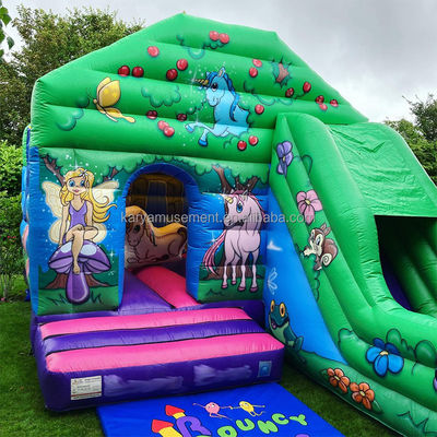 Experimenta la emoción de un castillo comercial inflable con tobogán acuático para la fiesta familiar