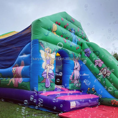 Experimenta la emoción de un castillo comercial inflable con tobogán acuático para la fiesta familiar