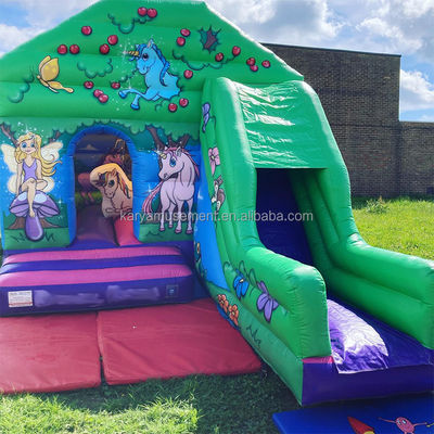 Experimenta la emoción de un castillo comercial inflable con tobogán acuático para la fiesta familiar