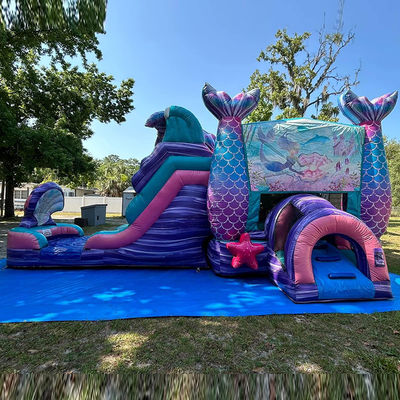 Colorido castillo inflable de sirena con tobogán acuático y alquiler de fiesta en la piscina