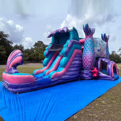 Colorido castillo inflable de sirena con tobogán acuático y alquiler de fiesta en la piscina