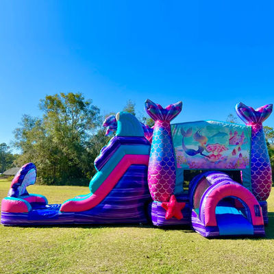 Colorido castillo inflable de sirena con tobogán acuático y alquiler de fiesta en la piscina