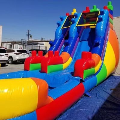 Tamaño del cliente Deslizador de agua inflable de lujo con deslizador ancho y piscina de agua