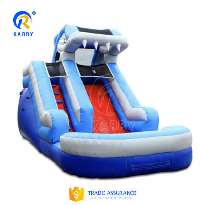 Es necesario que los niños de 2-4 años tengan un tobogán de agua con piscina y sol.