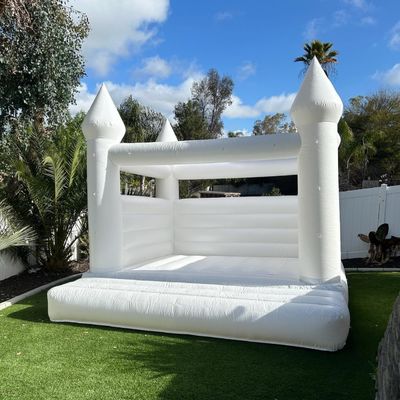 Cama para niños pequeños personalizada Castillo blanco pastel de salto inflable con soplador