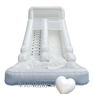 Alquiler comercial en interiores tobogán de agua inflable con piscina en verano diversión de color puro
