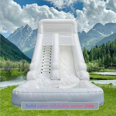 Alquiler comercial en interiores tobogán de agua inflable con piscina en verano diversión de color puro