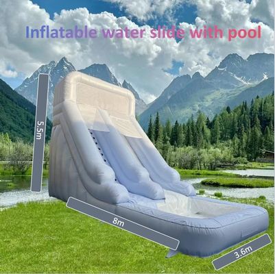 Alquiler comercial en interiores tobogán de agua inflable con piscina en verano diversión de color puro