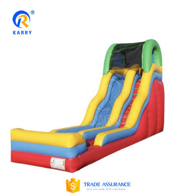 Alquiler comercial en interiores tobogán de agua inflable con piscina en verano diversión de color puro