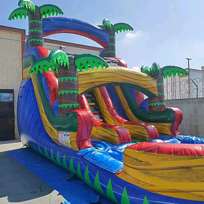 Diversión portátil garantizada con una pequeña casa de salto con tobogán inflables tropicales