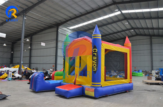 Casa de salto con lápiz de colores inflable equipada con soplador con deslizamiento lateral y diseño personalizable