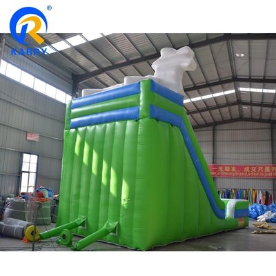 Deslizamiento de agua inflable para niños y adultos Juega con material de PVC verde Puede ser personalizado