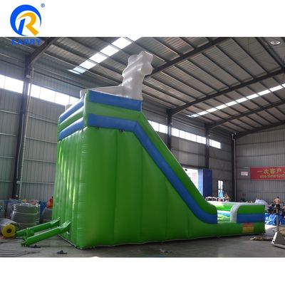 Deslizamiento de agua inflable para niños y adultos Juega con material de PVC verde Puede ser personalizado