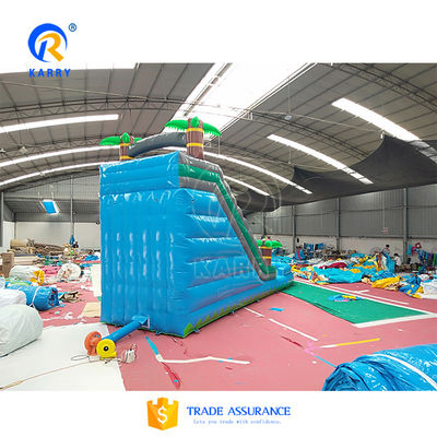 Jardín de juegos para niños con piscina con tobogán de agua de palma inflable con certificación CE