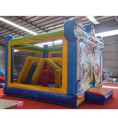 Diseño de ventilador castillo inflable combo tobogán para niños patas de perro patrullas casa de rebote