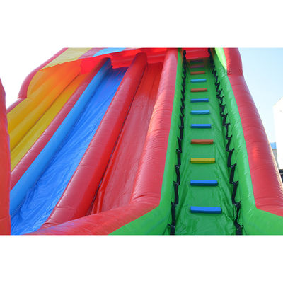 Verano debe tener un tobogán de agua inflable multicolor con piscina y tirolina OEM aceptable