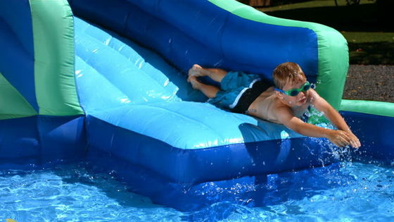 Deslizamiento de agua inflable comercial al aire libre con estilo de bandera de EE.UU. y carril de deslizamiento super largo