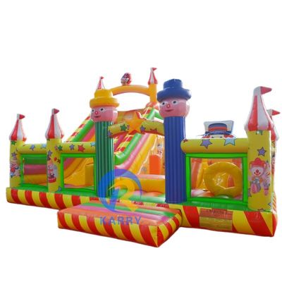 Pongan sus manos en el último deslizamiento de salpicadores inflable con deslizamiento y castillo.