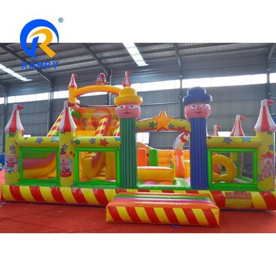 Pongan sus manos en el último deslizamiento de salpicadores inflable con deslizamiento y castillo.