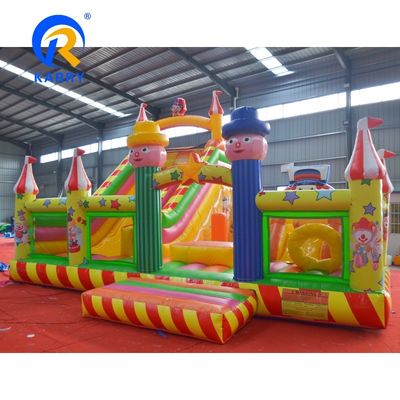 Pongan sus manos en el último deslizamiento de salpicadores inflable con deslizamiento y castillo.