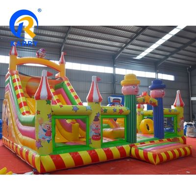 Pongan sus manos en el último deslizamiento de salpicadores inflable con deslizamiento y castillo.
