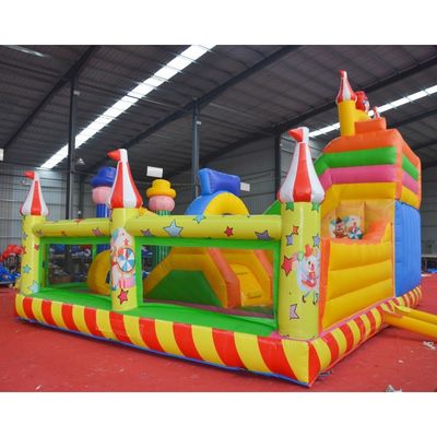 Pongan sus manos en el último deslizamiento de salpicadores inflable con deslizamiento y castillo.