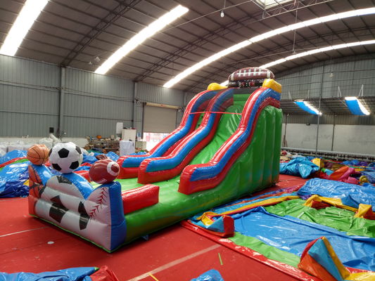 Juegos deportivos de baloncesto inflables comerciales, tobogán de piscina de agua para niños y adultos