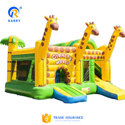 Tres toboganes de jirafa Combinado con obstáculo Casa de rebote de aire Inflable comercial