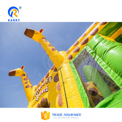 Tres toboganes de jirafa Combinado con obstáculo Casa de rebote de aire Inflable comercial