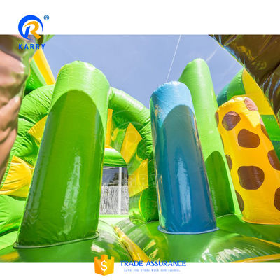 Tres toboganes de jirafa Combinado con obstáculo Casa de rebote de aire Inflable comercial