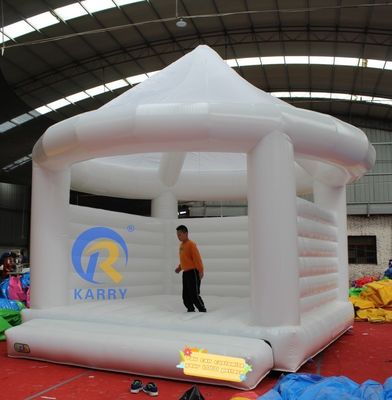 Cama rebotante de trampolín de boda inflable blanca personalizada de 4 * 4m para saltos de fiestas para adultos