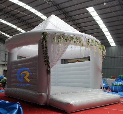 Cama rebotante de trampolín de boda inflable blanca personalizada de 4 * 4m para saltos de fiestas para adultos