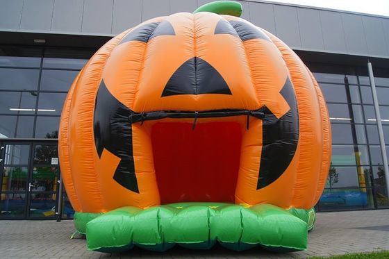 Haga que su fiesta de Halloween sea un éxito con nuestra casa inflable de calabaza
