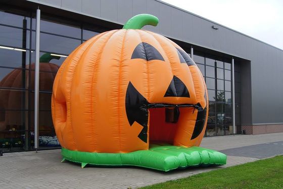 Haga que su fiesta de Halloween sea un éxito con nuestra casa inflable de calabaza
