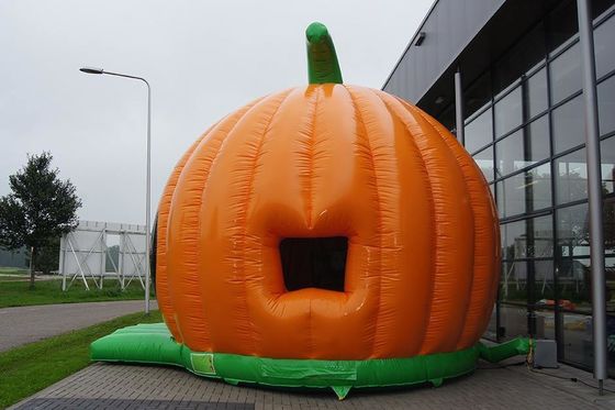 Haga que su fiesta de Halloween sea un éxito con nuestra casa inflable de calabaza