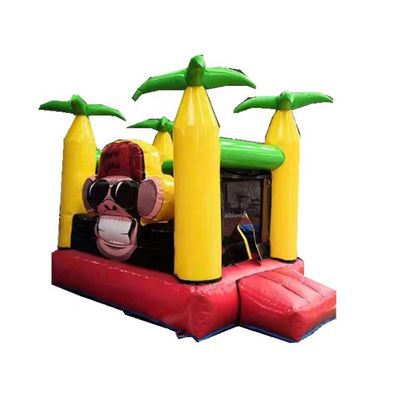 Un puente inflable comercial con accesorios y diseño de mini mono
