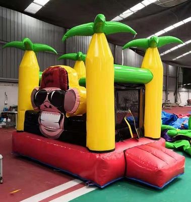 Un puente inflable comercial con accesorios y diseño de mini mono
